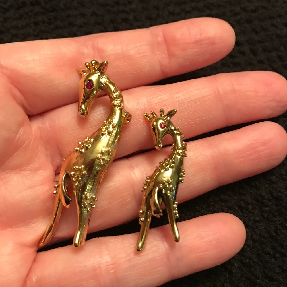 Mama & Baby Giraffes Red Rhinestone Eye Brooch Pin